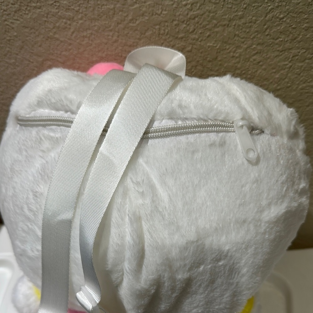 New Hello Kitty Plush Backpack with Pink Bow & adjustable straps. Zips - Picture 3 of 4